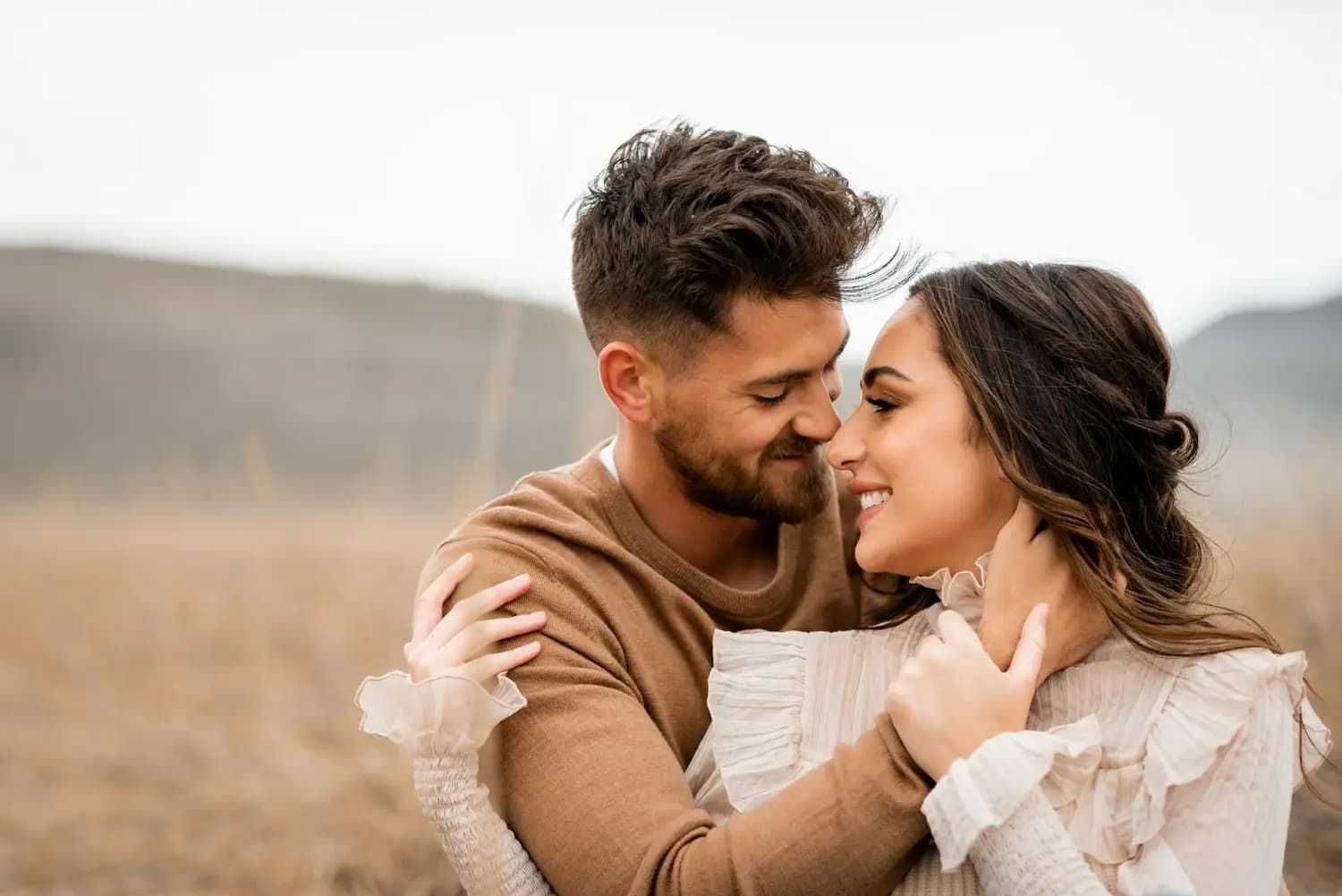 Un couple enlacé dans un champ