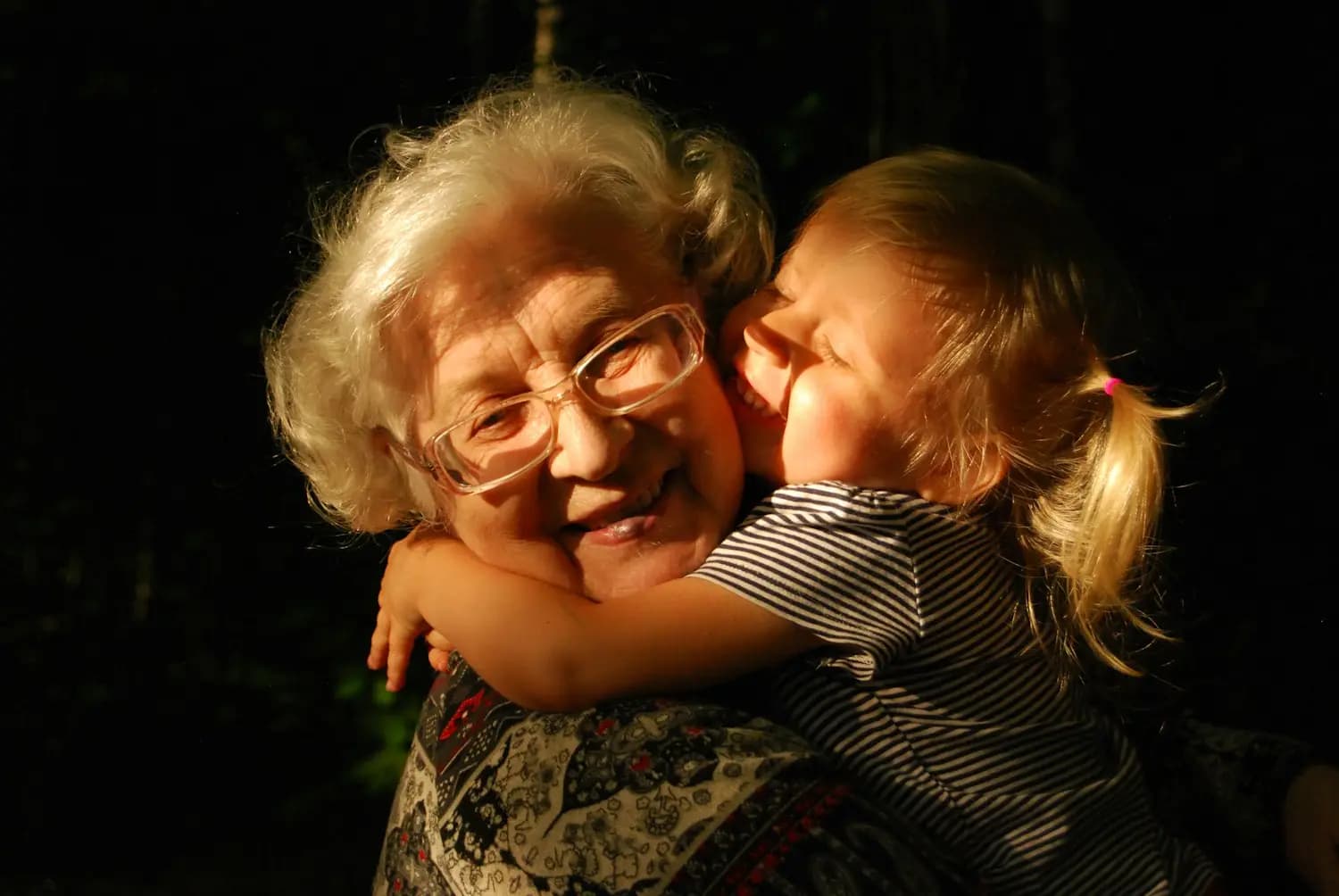 Une grand-mère serre sa petite-fille dans ses bras