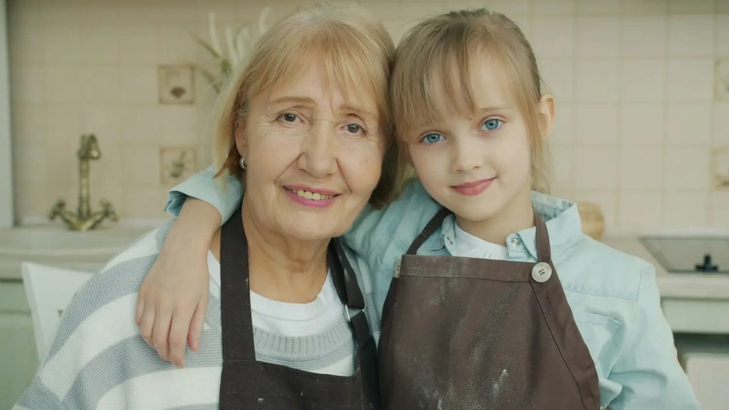 Une grand-mère et sa petite-fille dans la cuisine