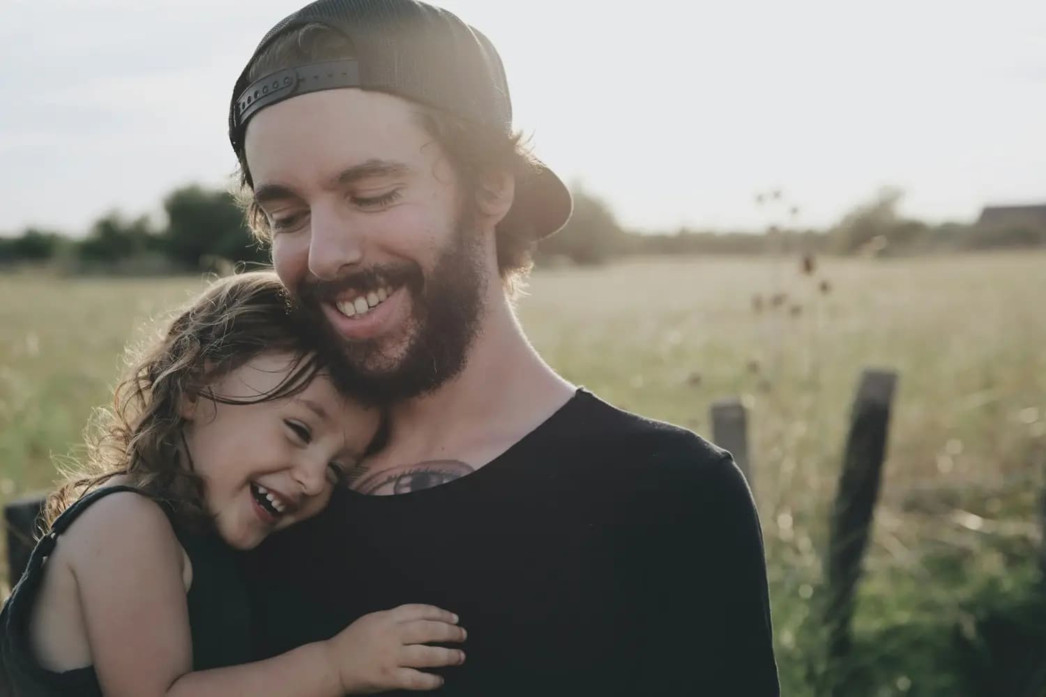 Un père serre sa fille contre lui