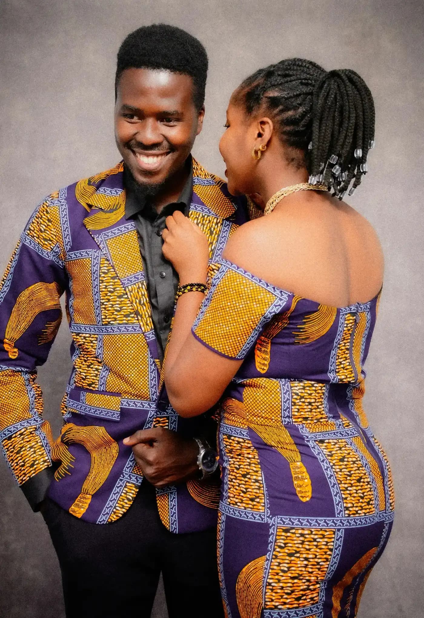 Un couple souriant en tenues assorties