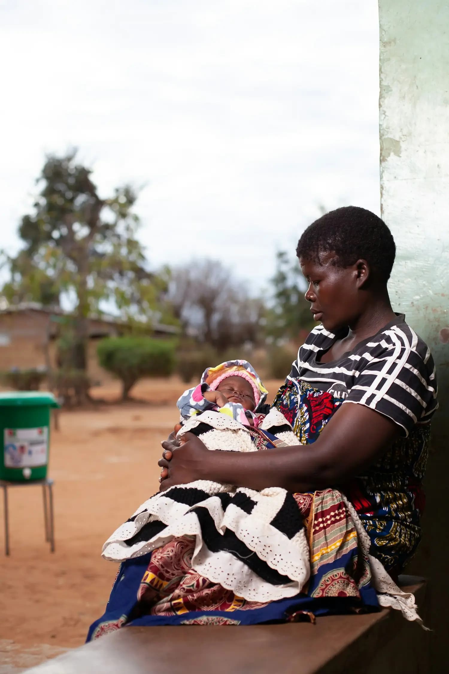 Une mère tient son bébé contre elle