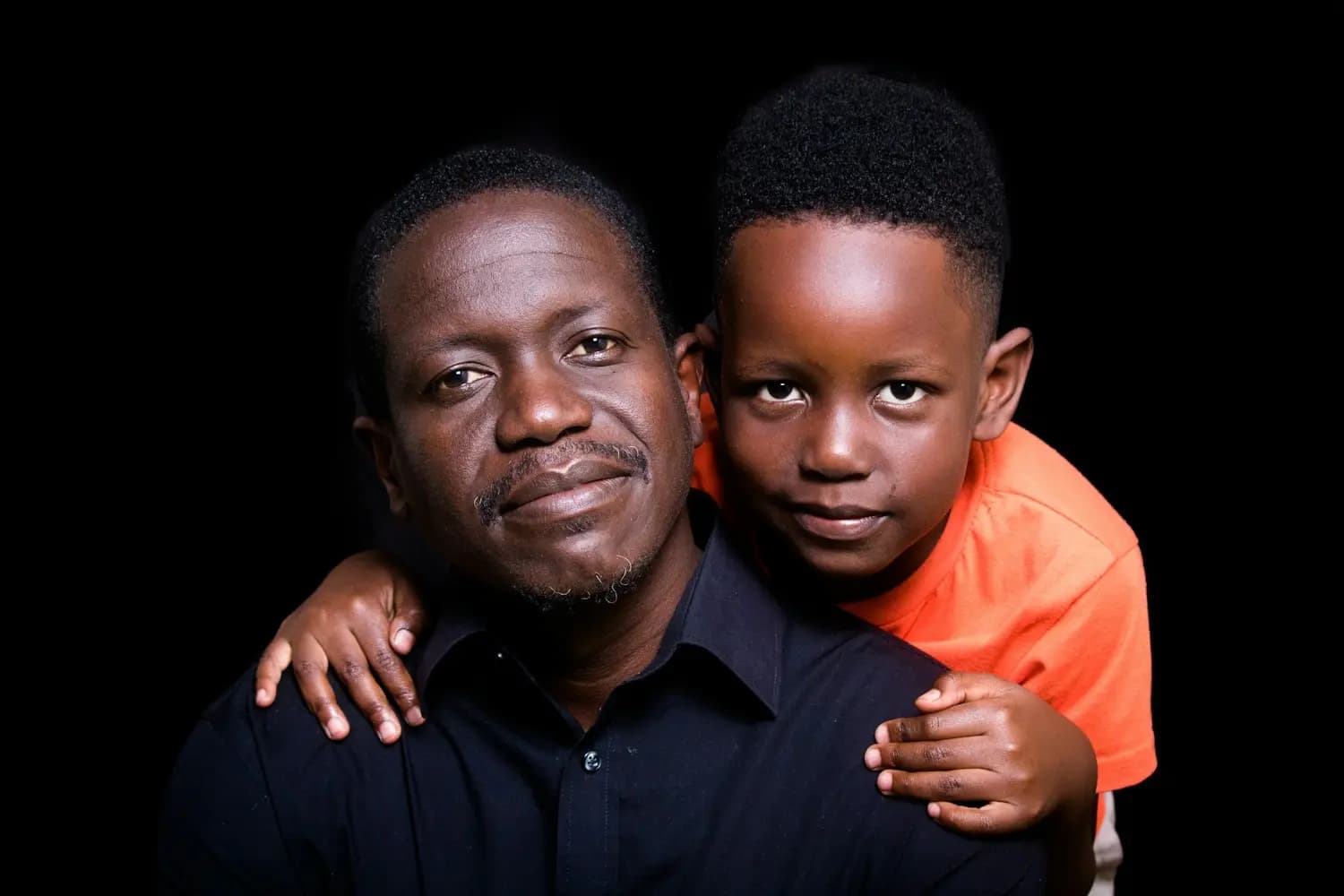 Un père et son fils, côte à côte