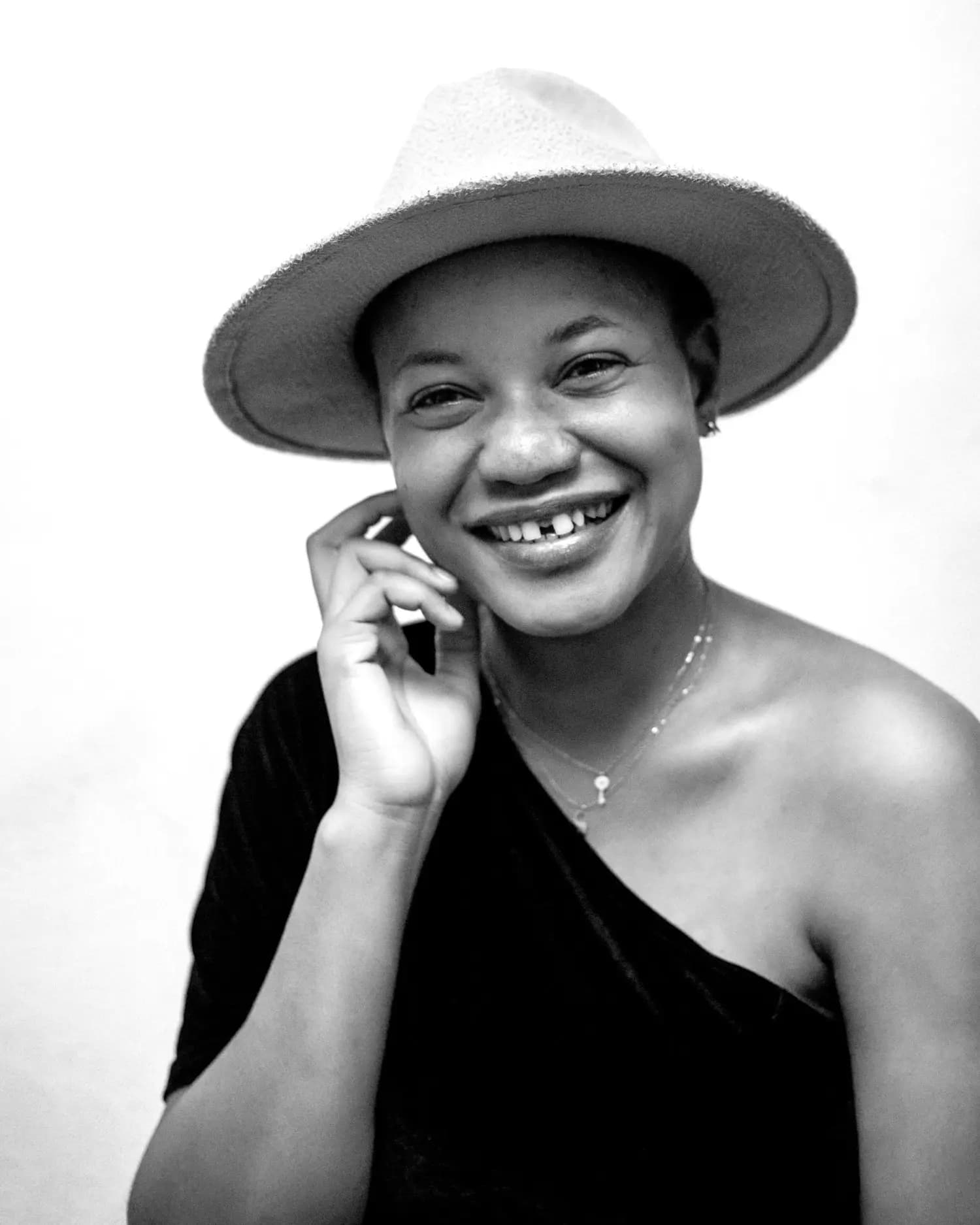 Une femme sourit au téléphone