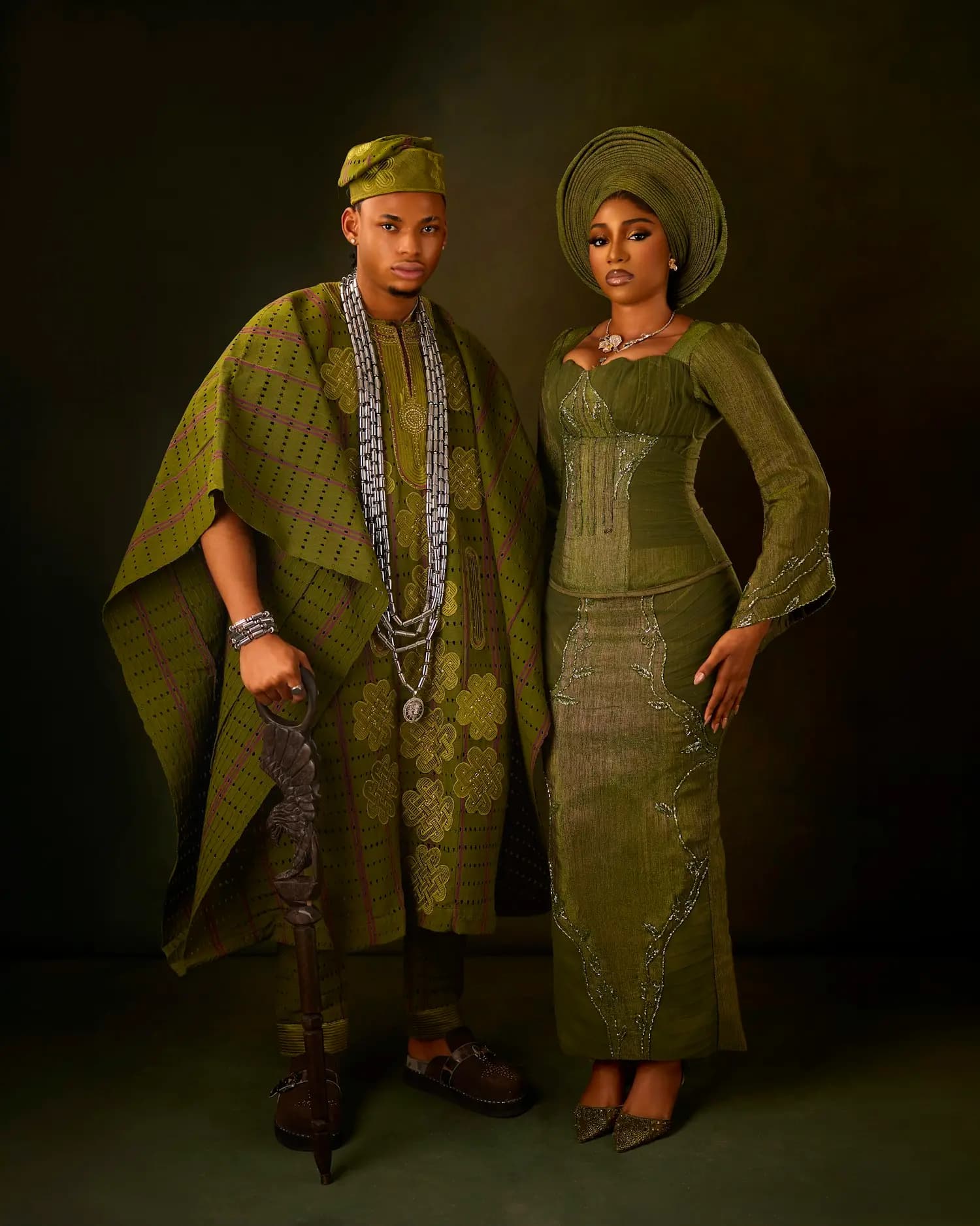 Un couple en tenue traditionnelle vert olive