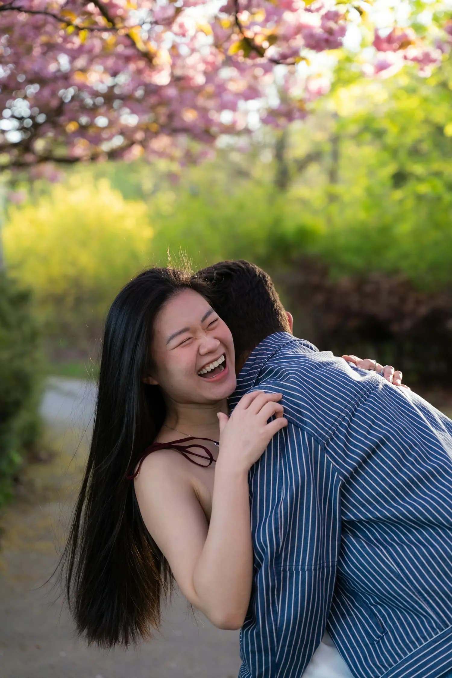 Un couple s’enlace sous les cerisiers en fleurs