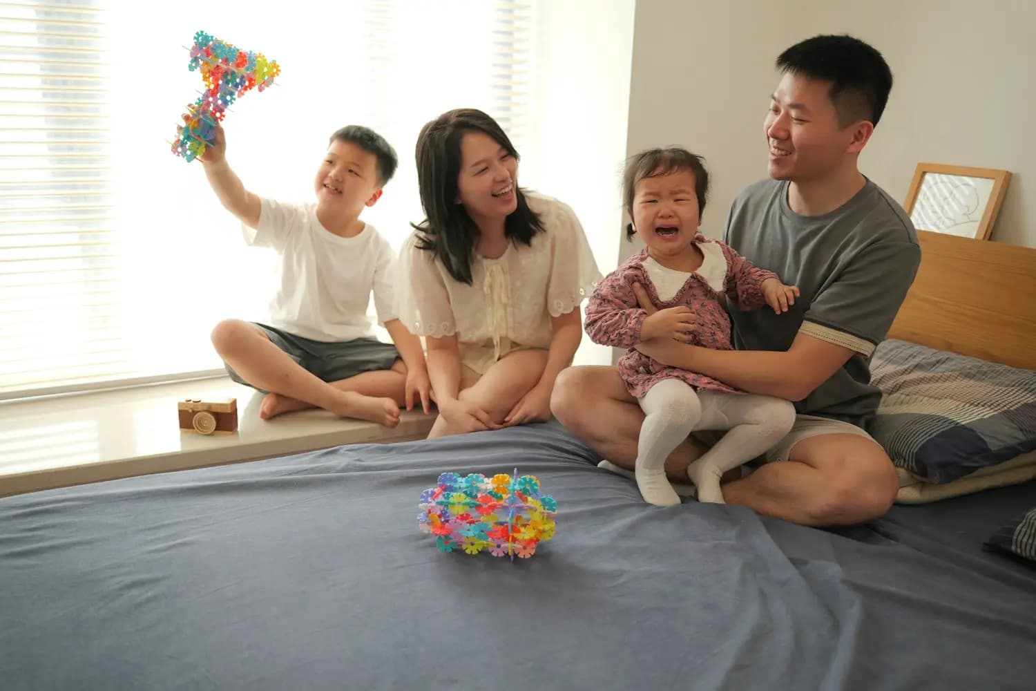 Une famille joue à la maison
