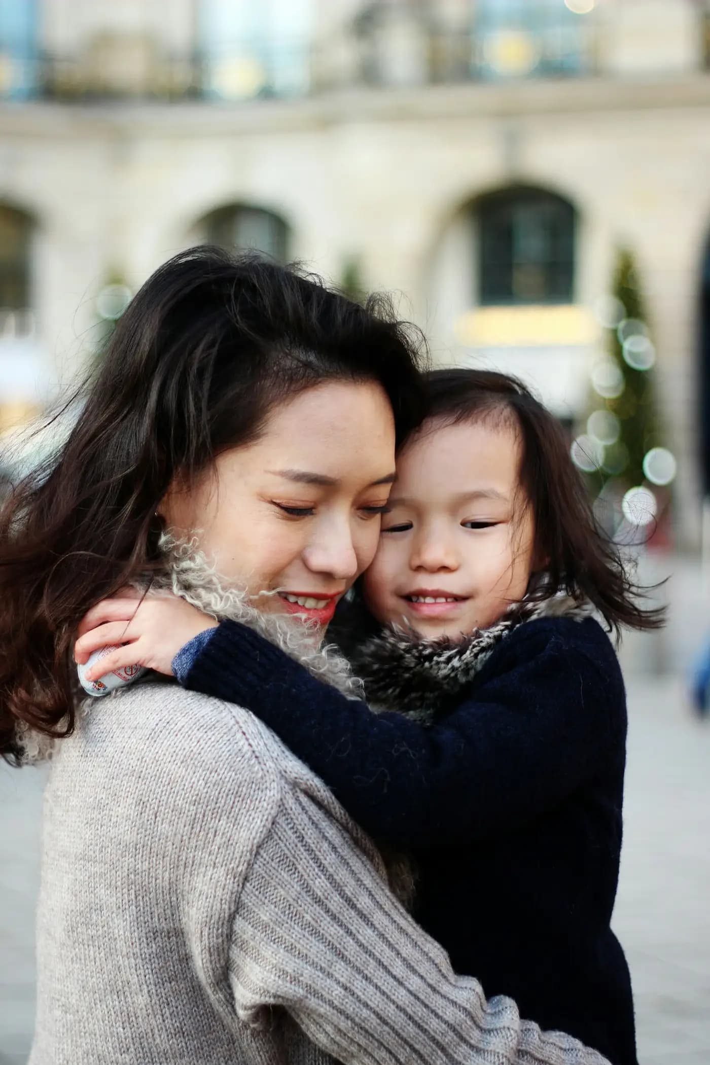 Une mère serre sa petite fille dans ses bras