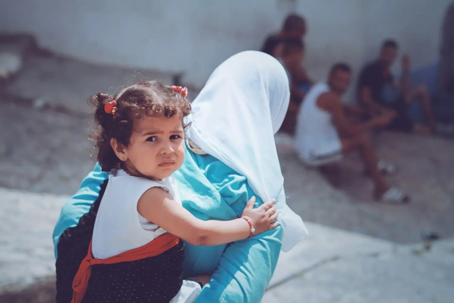 Une mère porte sa petite fille