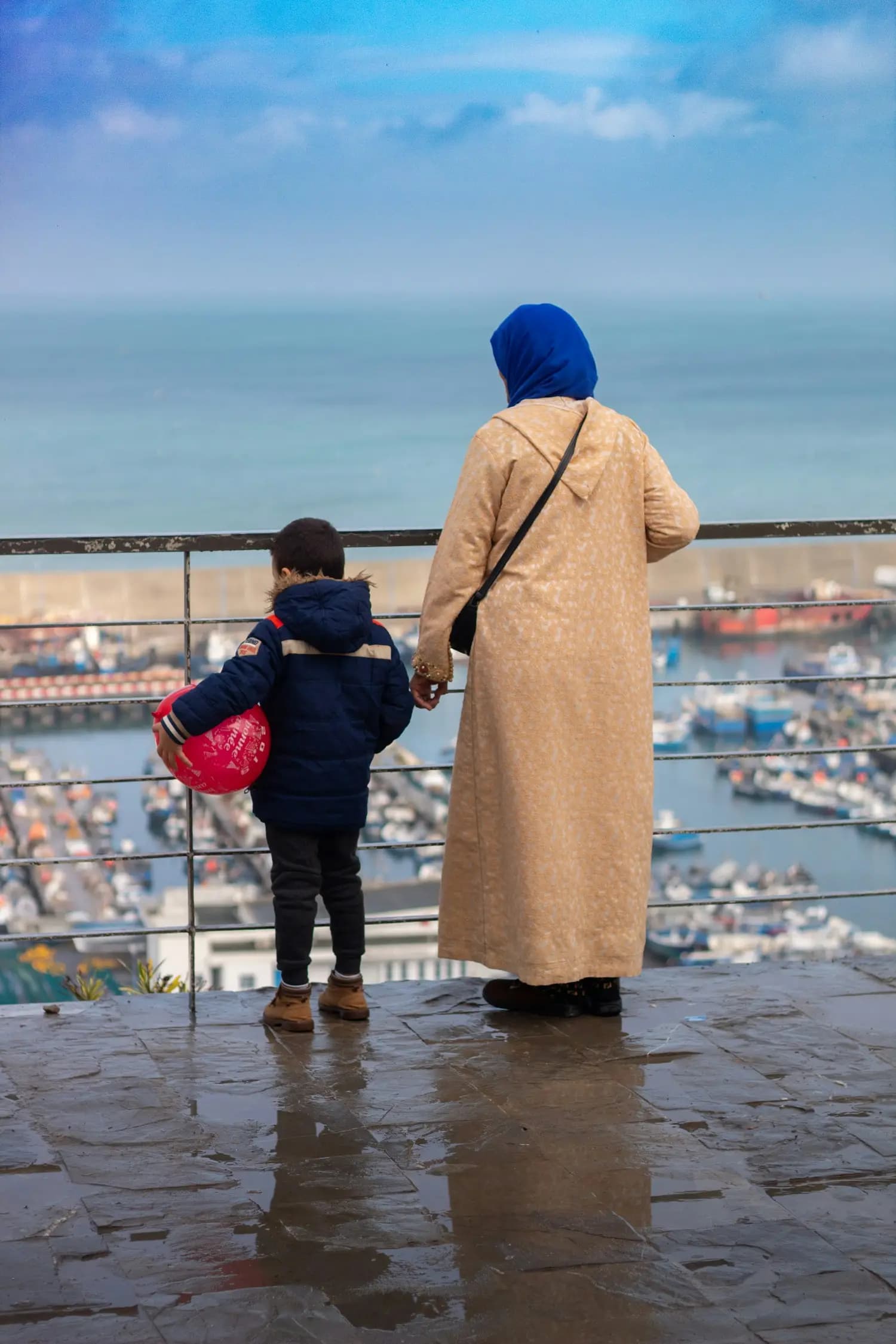 Une mère et son enfant regardent la mer