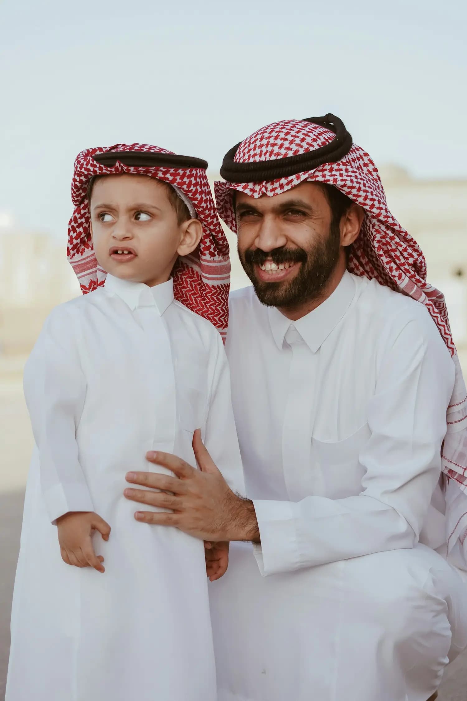 Un père et son fils en tenue traditionnelle